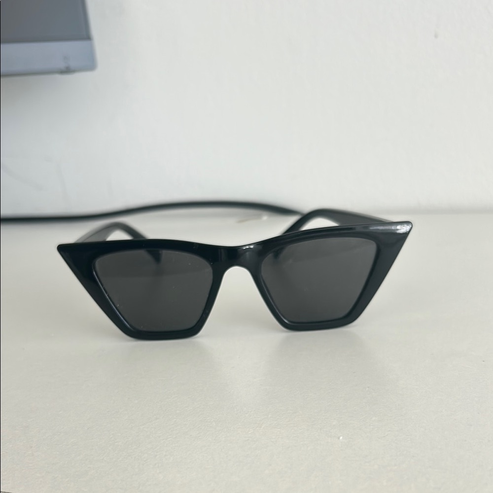 Chic Black Cat-Eye Sunglasses